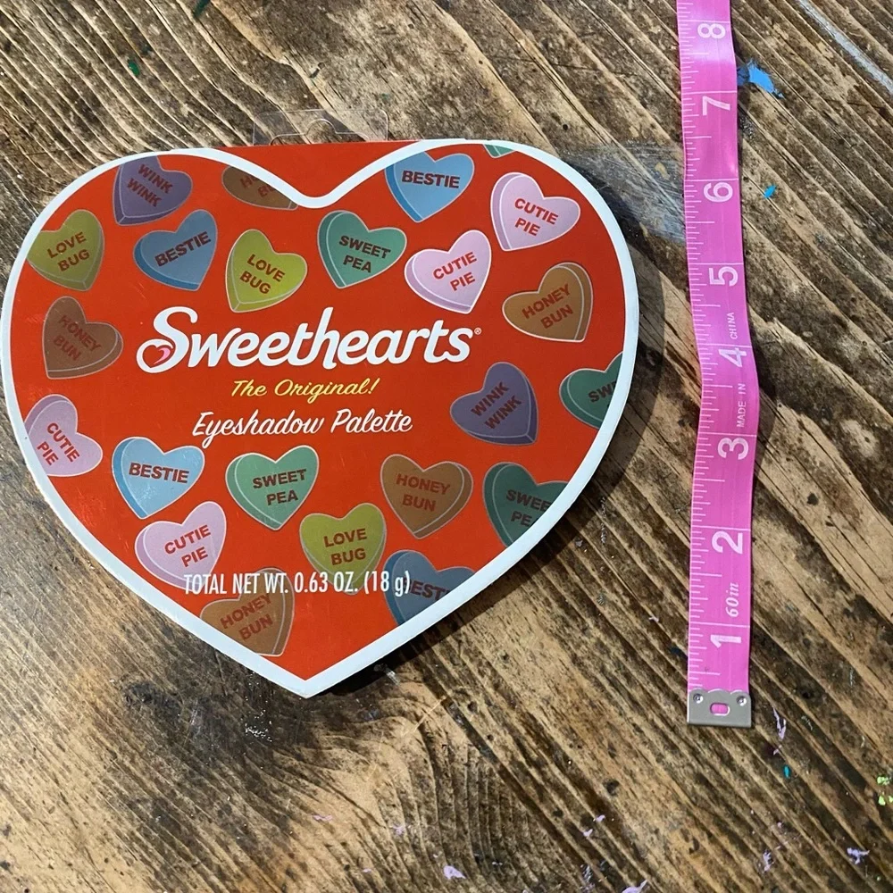 Cutest eye shadow palette with mini heart mirror! Fun to keep or for a gift❤️🩷